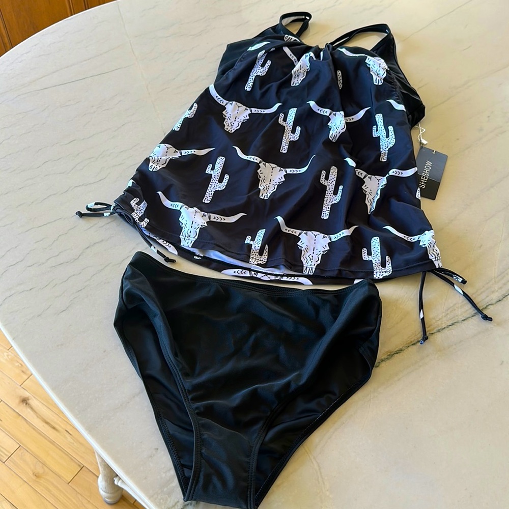 Band New women’s Tankini!! Super cute design in black n white. Size Large